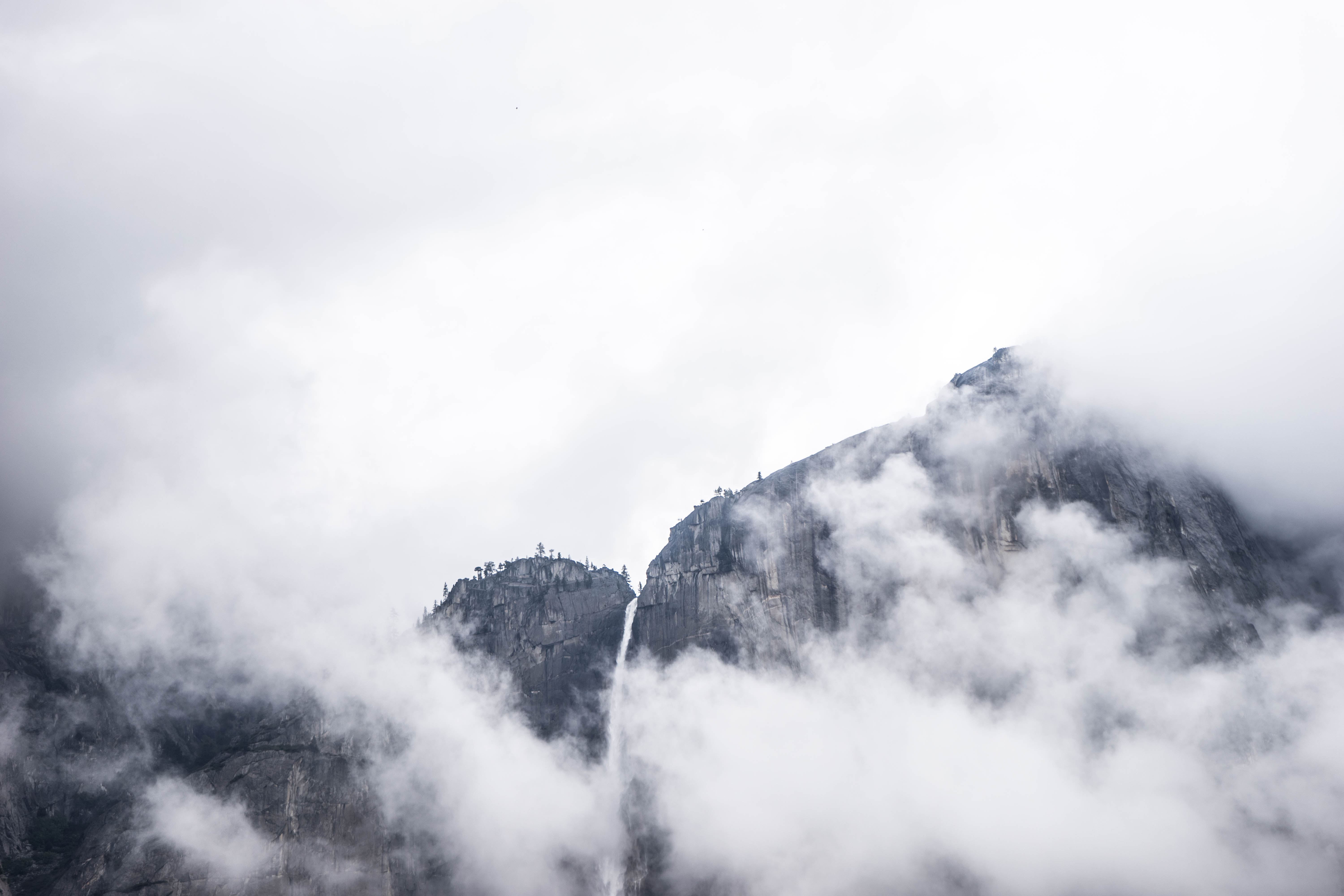 Облако разрастаясь вверх промчалось по склону горы. Горы. Горы в тумане. Горы в облаках. Облака туман.